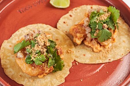 Тако с цыпленком и ананасовой сальсой