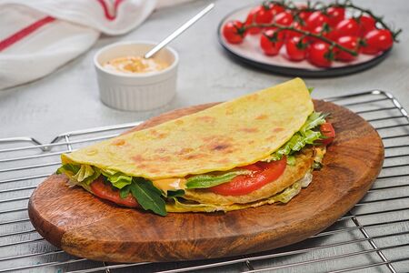 Кыстыбургер с куринной котлетой, овощами и тем самым соусом