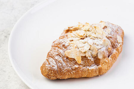 Большой миндальный круассан
