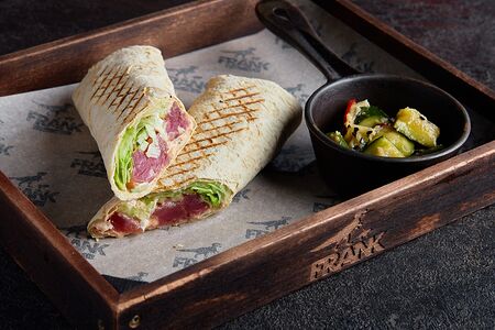 Шаверма с тунцом и пряным соусом