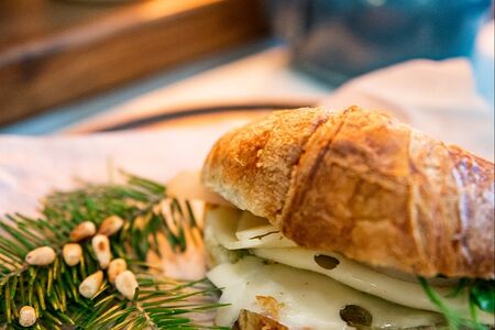 Круассан с грушей