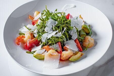 Руккола с креветками и авокадо