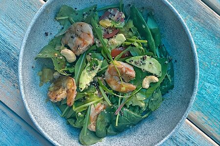 Салат с креветками гриль, киноа и оливковым чили