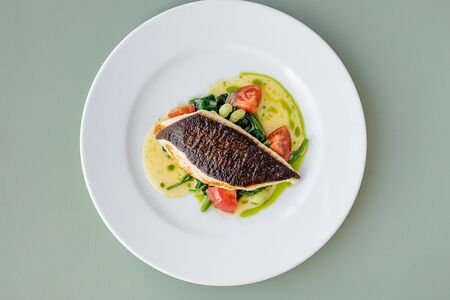 Филе камбалы со шпинатом и томатами