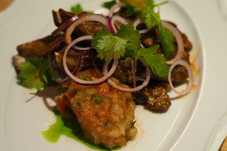 Барашек на кости с печеными овощами