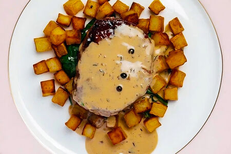 Филе-миньон с печеным картофелем и перечным соусом