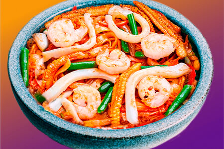 Вок с креветкой и кальмаром в устричном соусе