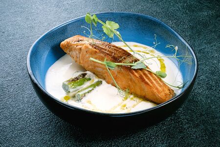 Стейк лосося со спаржей в сметанном соусе