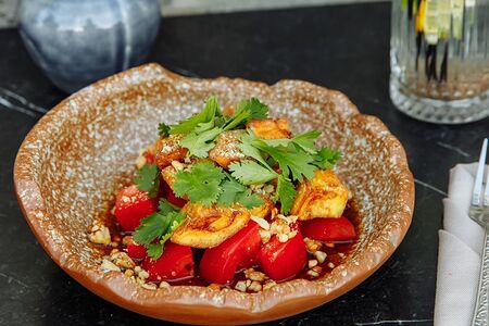 Салат с хрустящими баклажанами и орехами