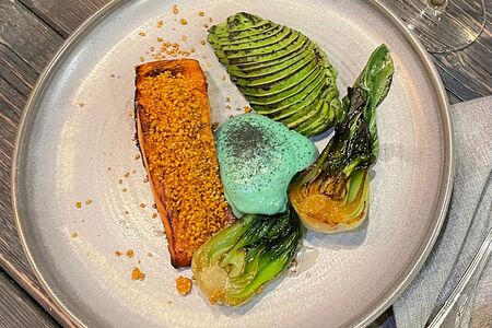 Стейк лосося с муссом васаби, авокадо и капустой пак-чой