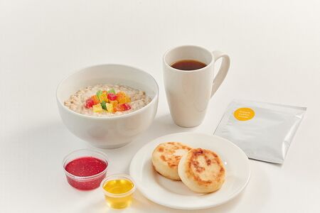 Завтрак с овсяной кашей, сырниками и дрип-пакетом