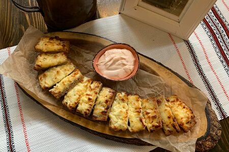 Гренки чесночные запеченные с сыром