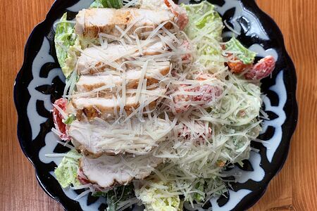 Салат Цезарь с курицей