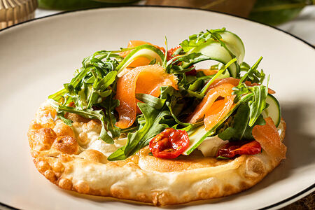 Наан сэндвич с лососем