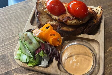 Куриное филе на тосте с печеными томатами