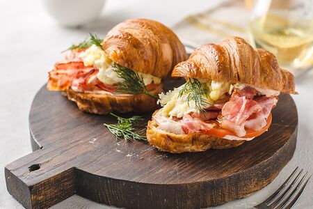 Круассан с яйцом и беконом