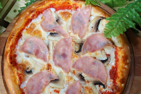 Пицца ветчина с грибами
