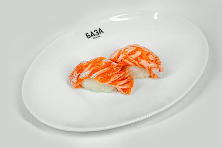 Суши с лососем