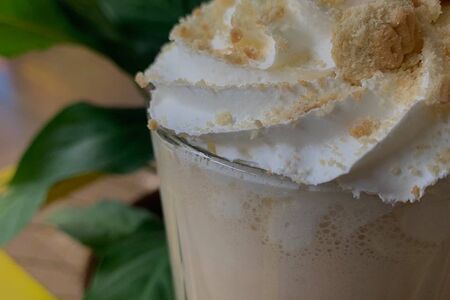 Молочный коктейль Банан-карамель