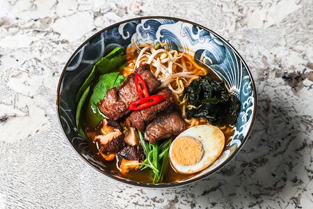 Рамен с говядиной и яйцом