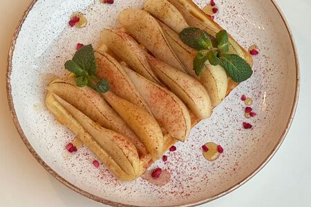 Вафля с грушей, кленовым сиропом и фундуком