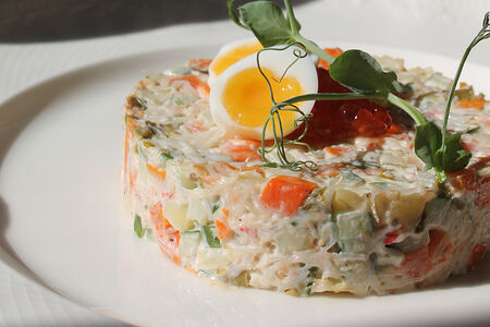 Оливье с раковыми шейками и красной икрой