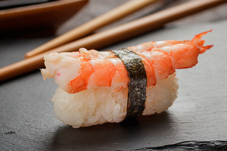 Суши с креветкой