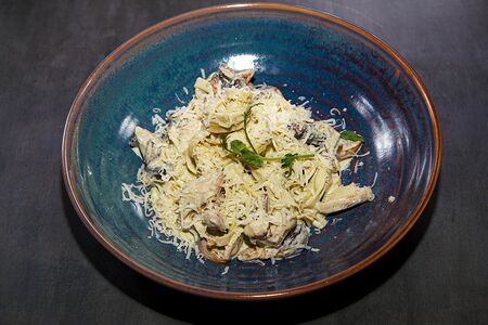 Тальятелле с курицей, грибами и песто