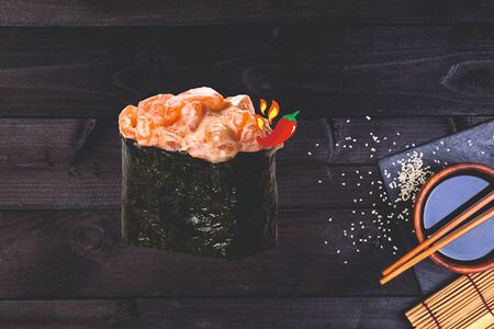 Гункан с лососем