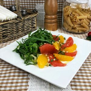 Салатный микс с дольками апельсина, грейпфрута и мятным соусом