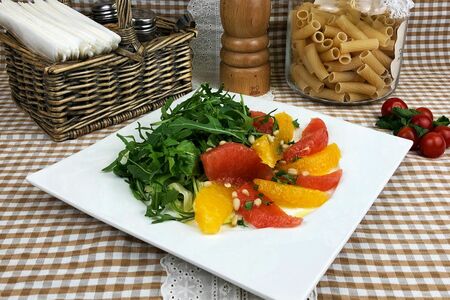 Салатный микс с дольками апельсина, грейпфрута и мятным соусом