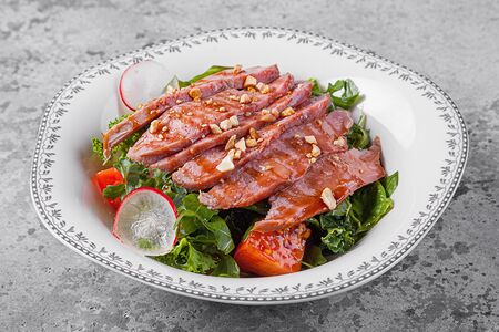 Салат с копченой уткой и кейлом