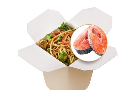 Вок с лососем и овощами