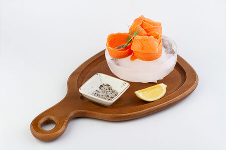 Строганина из семги со смесью соли и перца