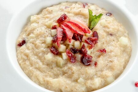 Овсяная каша с яблоками