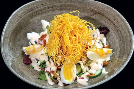 Теплый салат с курицей и соусом из креветок и пармезана