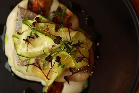 Черный палтус с хрустящим кабачком на гриле и соусом из цветной капусты