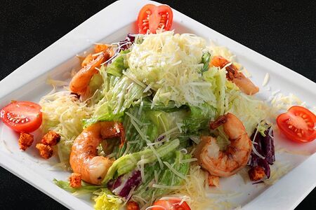 Салат Цезарь с креветками