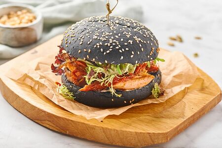 Черный бургер с курицей