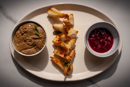 Паштет из куриной печени с брусничным соусом