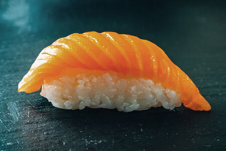 Суши с лососем