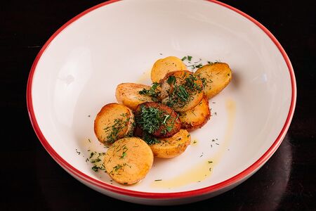 Молодой обжаренный картофель