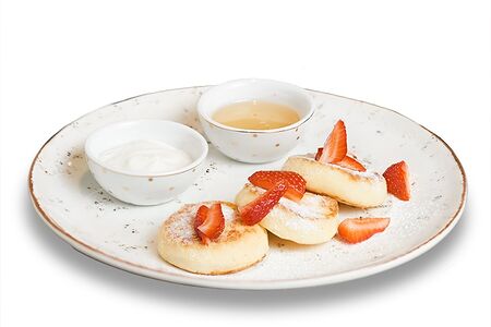 Сырники с сезонными ягодами