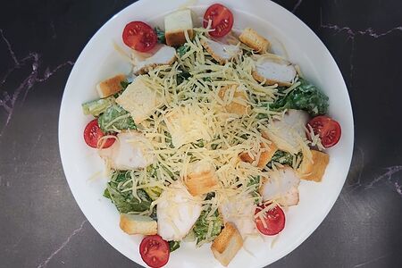 Салат Цезарь с курицей