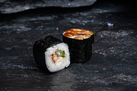 Маки с угрем