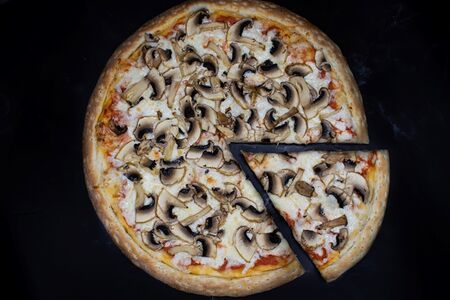 Пицца с грибами маленькая