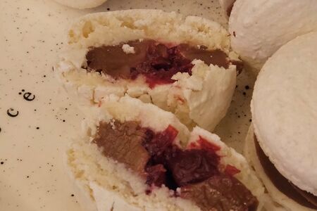 Макарон молочный Шоколад-вишня