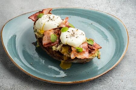 Брускетта с авокадо и беконом