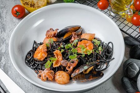 Спагетти с чернилами каракатицы и морепродуктами