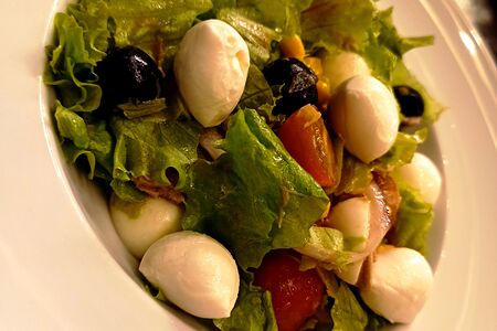 Салат с Тунцом и моцареллой